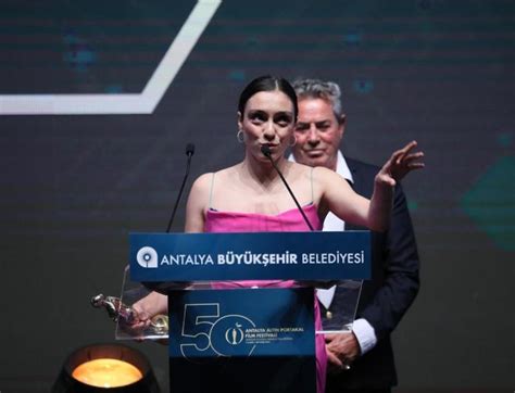 Deniz Baysal En İyi Kadın Oyuncu Ödülü'nü Kazandı .
